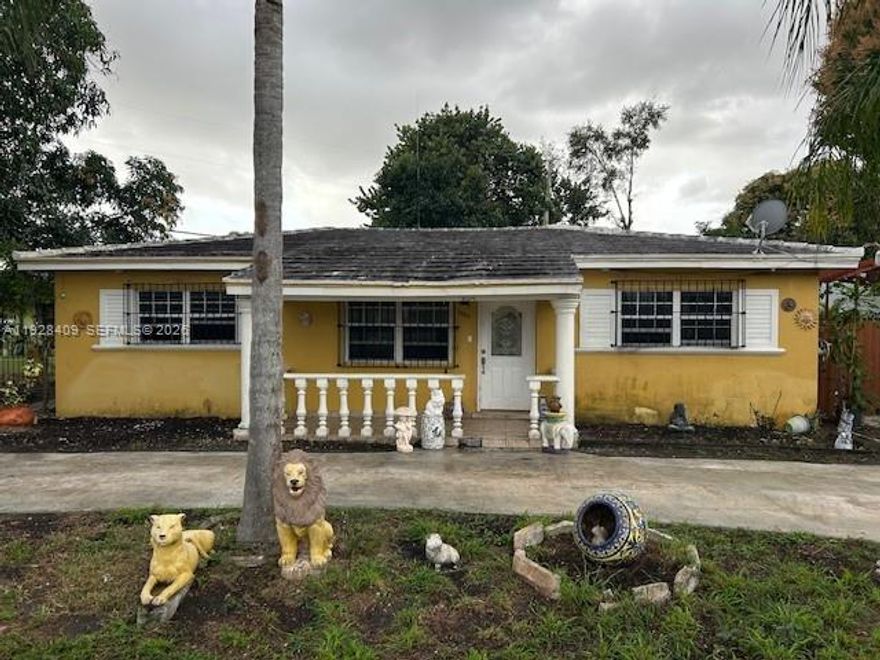 Investor Opportunity!!! Lot of potential in this lovely 4/3 single-family house on an extra-large corner lot, fully fenced!!! This house needs mostly cosmetic work to bring back all its beauty and turn it into big profits..!!!