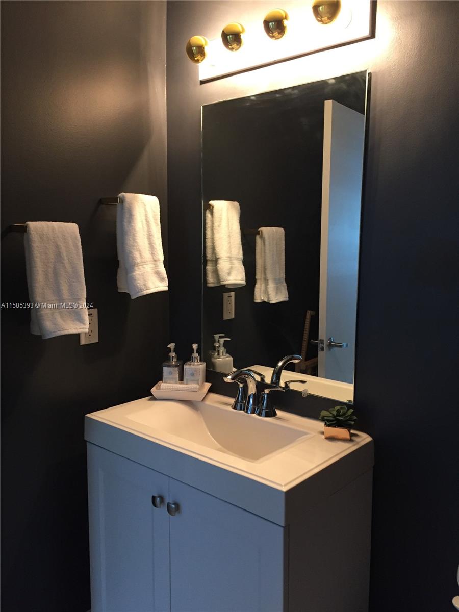 BLUE CONDO - Residential Lease