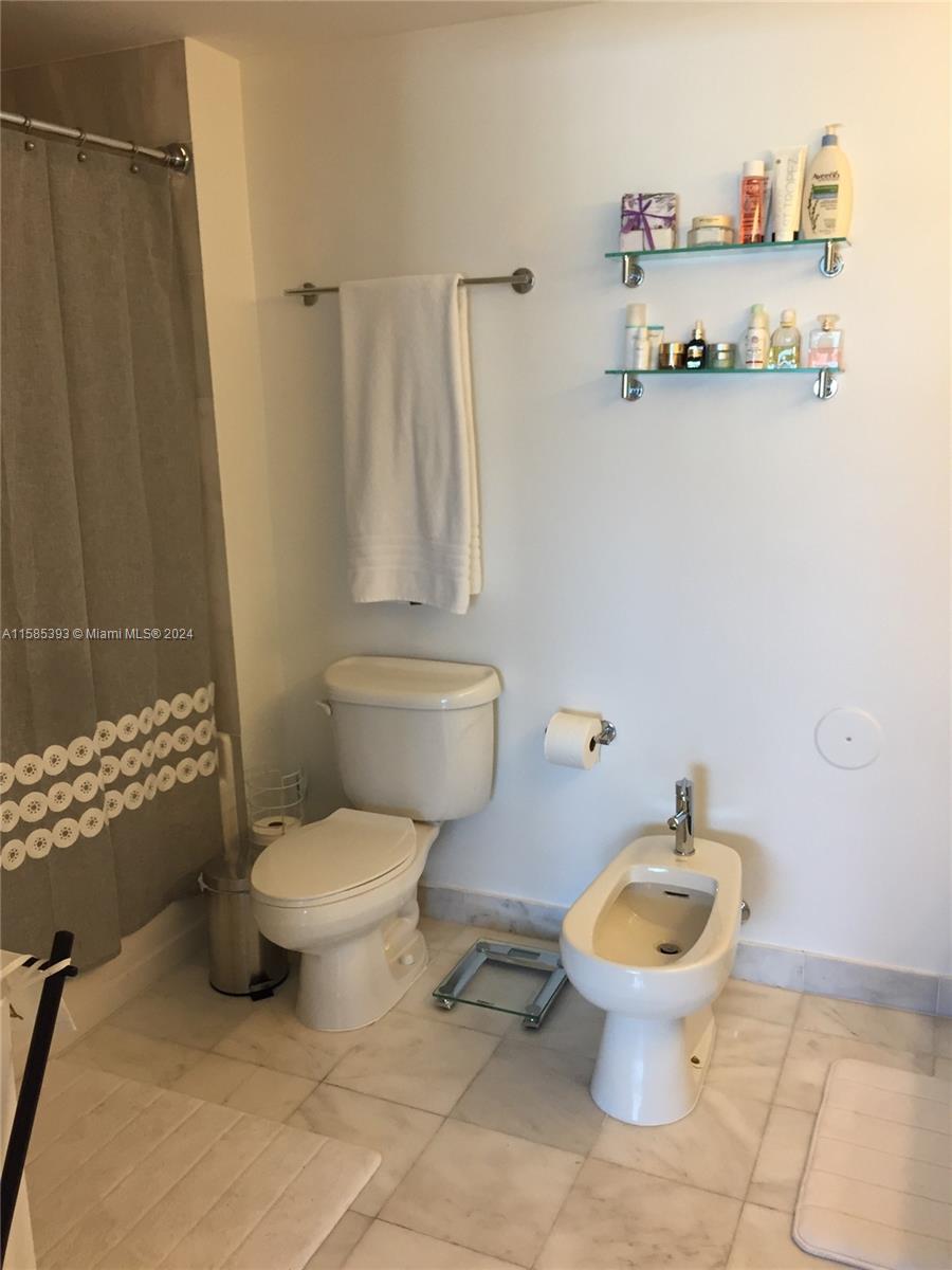BLUE CONDO - Residential Lease