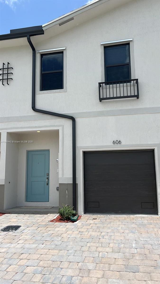 GORGEOUS TOWNHOME VERY CONVENIENT LOCATION IN FLORIDA CITY, CLOSE TO SHOPPING CENTERS, ENTERTAINMENT, GREAT SCHOOL DISTRICT. EASY ACCESS TO FL-TURNPIKE. FLEXIBLE AND COMFORTABLE FLOOR-PLAN. A MUST SEE! Equal Housing Opportunity.