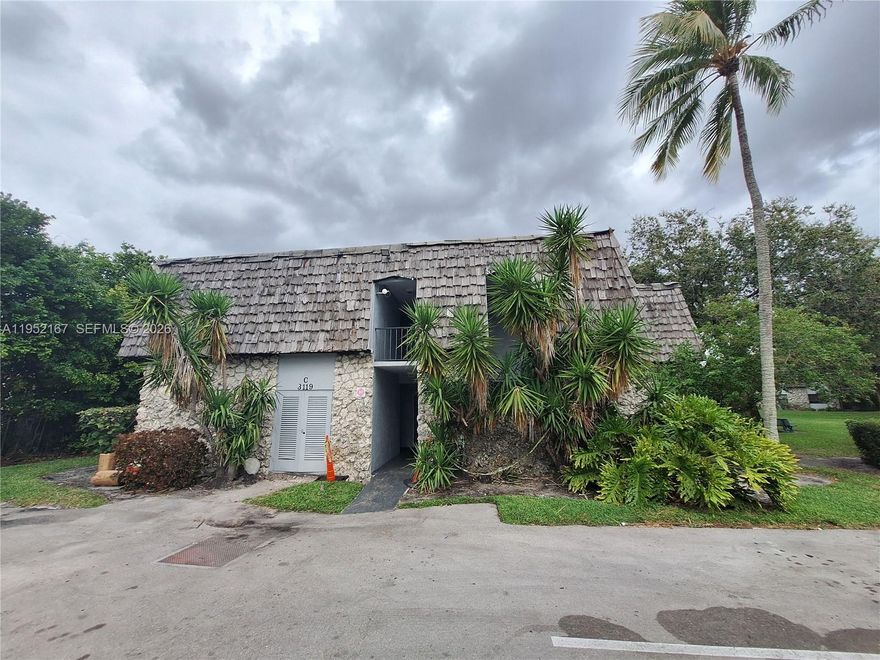 Oakland Shores is a private, gated condominium community located in Oakland Park, Florida. It's known for
offering a peaceful and secure environment for residents while also being close to the vibrant Fort Lauderdale
area. The community is conveniently close to major roads such as I-95, offering easy access to Fort Lauderdale,
beaches, shopping, dining, and entertainment. It's also a short drive to the Fort Lauderdale International Airport
and the famous Las Olas Bvld. Oakland Shores is a pet-friendly community. The apartment is spacious with
remodeled Kitchen and bathrooms. Stainless steel appliances. Private screened balcony overlooking the garden.
Comes with 1 assigned parking. The complex includes features like community pool, fitness center, Clubhouse for
gatherings or events, etc.