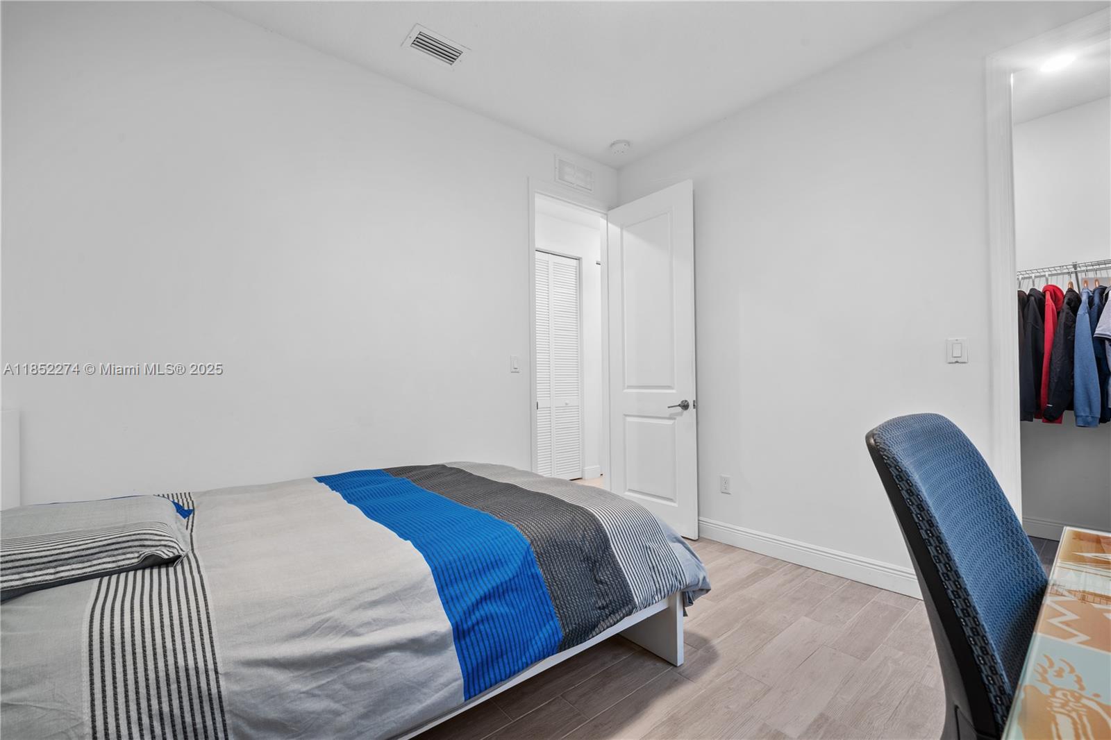 CRYSTAL LAKE 1ST SEC - Residential