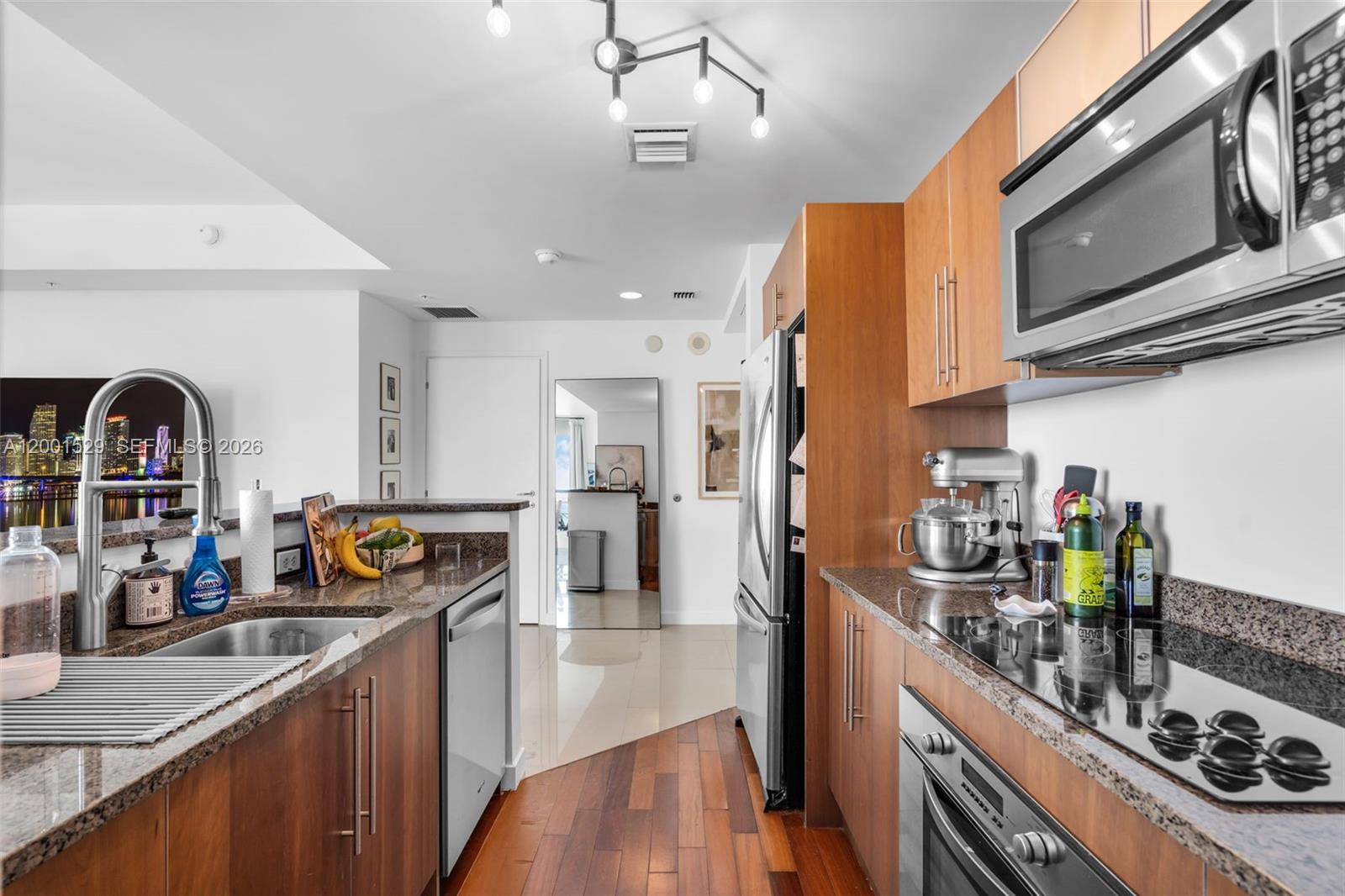 MET 1 CONDO - Residential