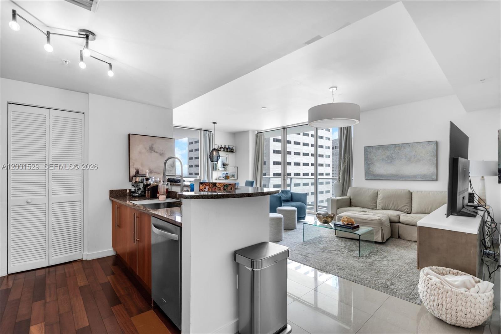 MET 1 CONDO - Residential