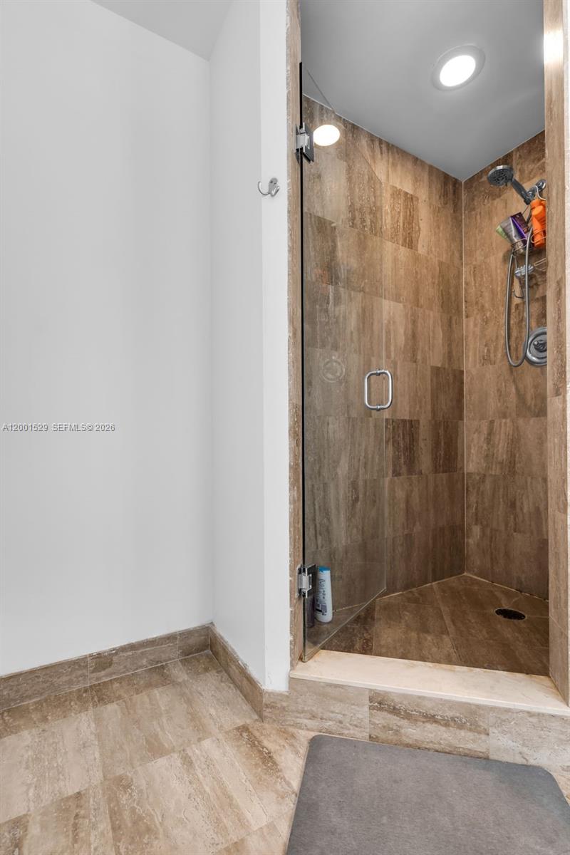 MET 1 CONDO - Residential