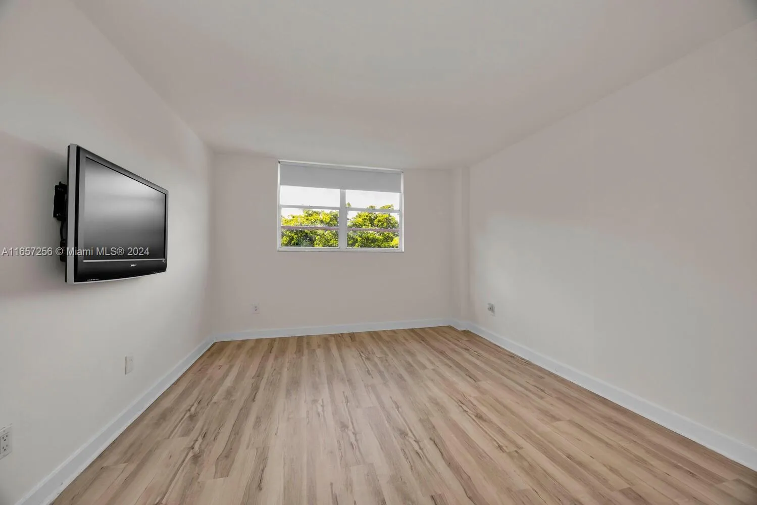 Miami, Florida 33138, United States, 1 Bedroom Bedrooms, ,1 BathroomBathrooms,Residential,Pending,44087