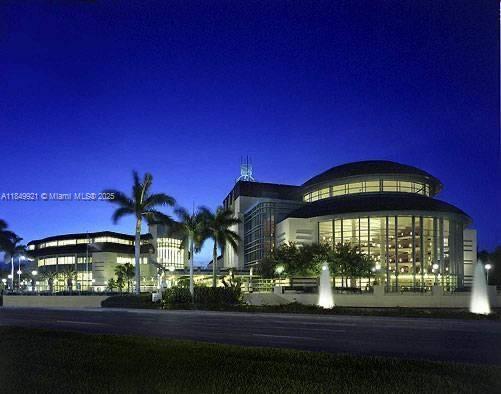 Penthouse condo in City Place COURTYARDS. Granite countertops, wood floor.
walk to shops, restaurants,Theaters and more. Brightline train station few steps down .