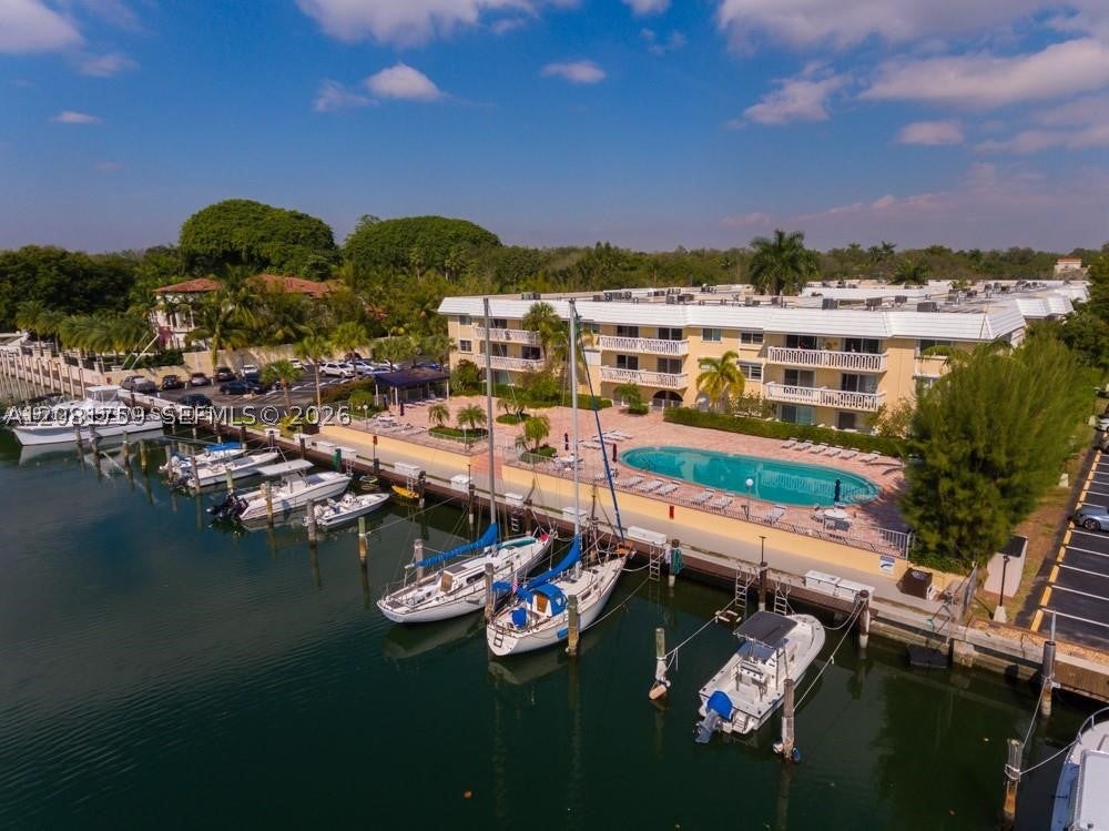 100 Edgewater Dr