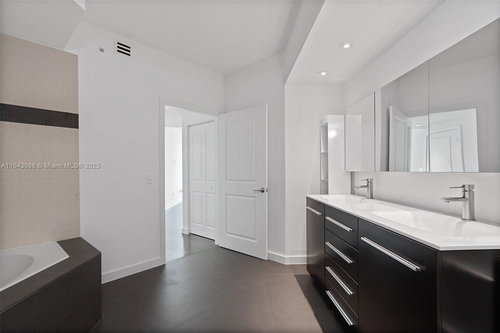THE VISTAS CONDO - Residential