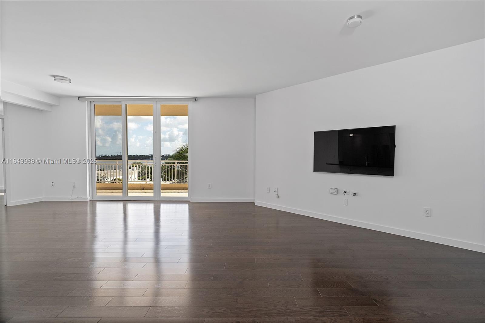 THE VISTAS CONDO - Residential