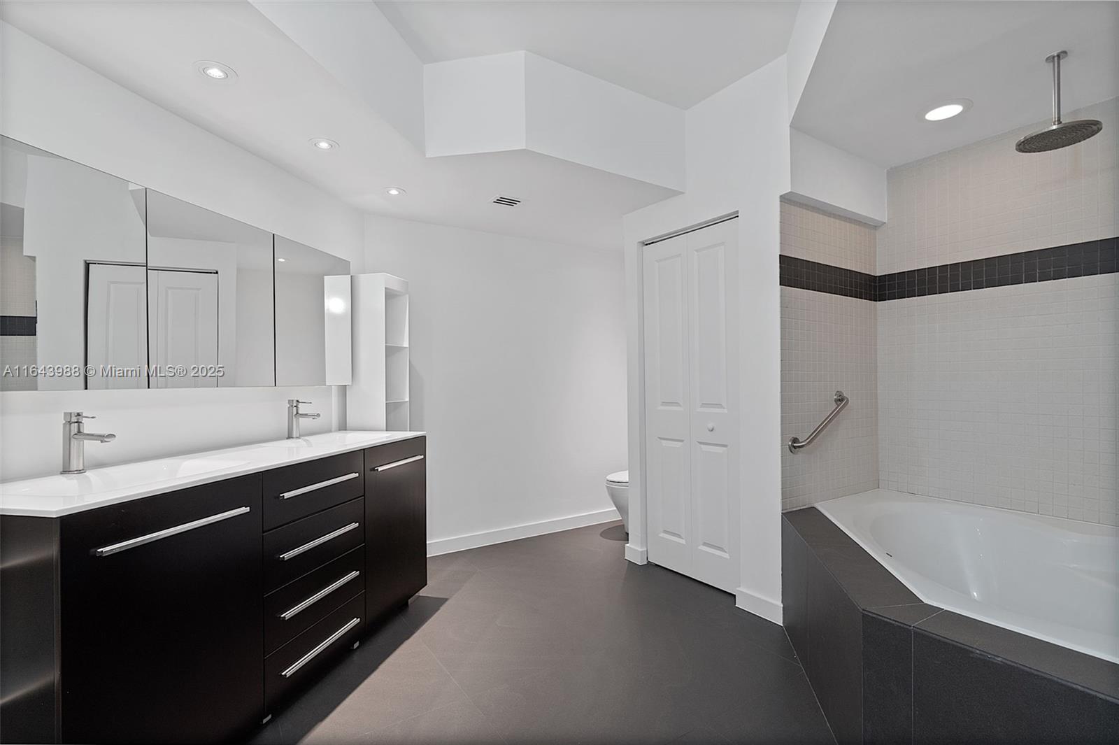 THE VISTAS CONDO - Residential