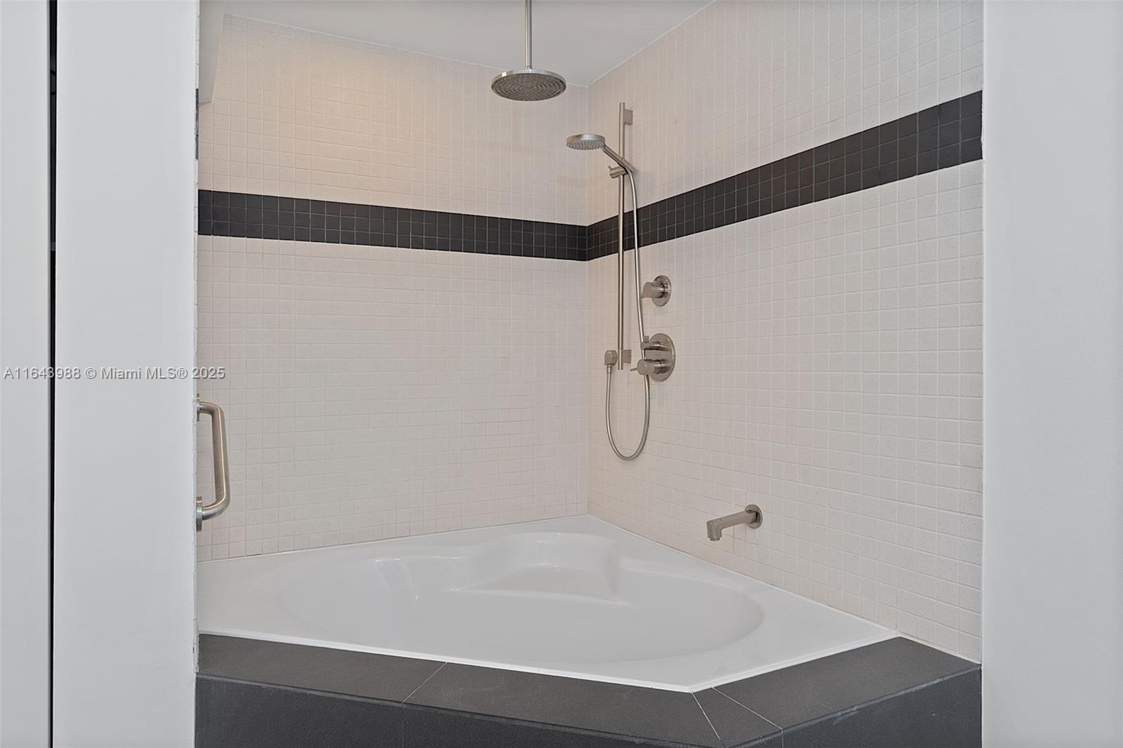 THE VISTAS CONDO - Residential