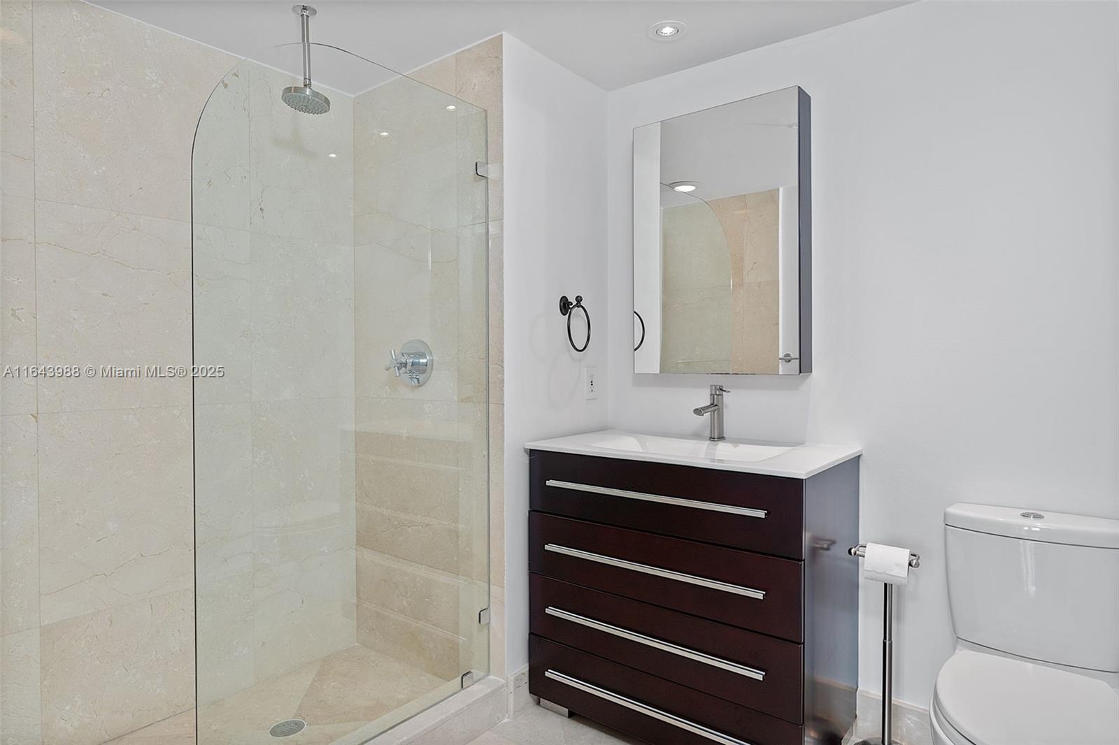 THE VISTAS CONDO - Residential