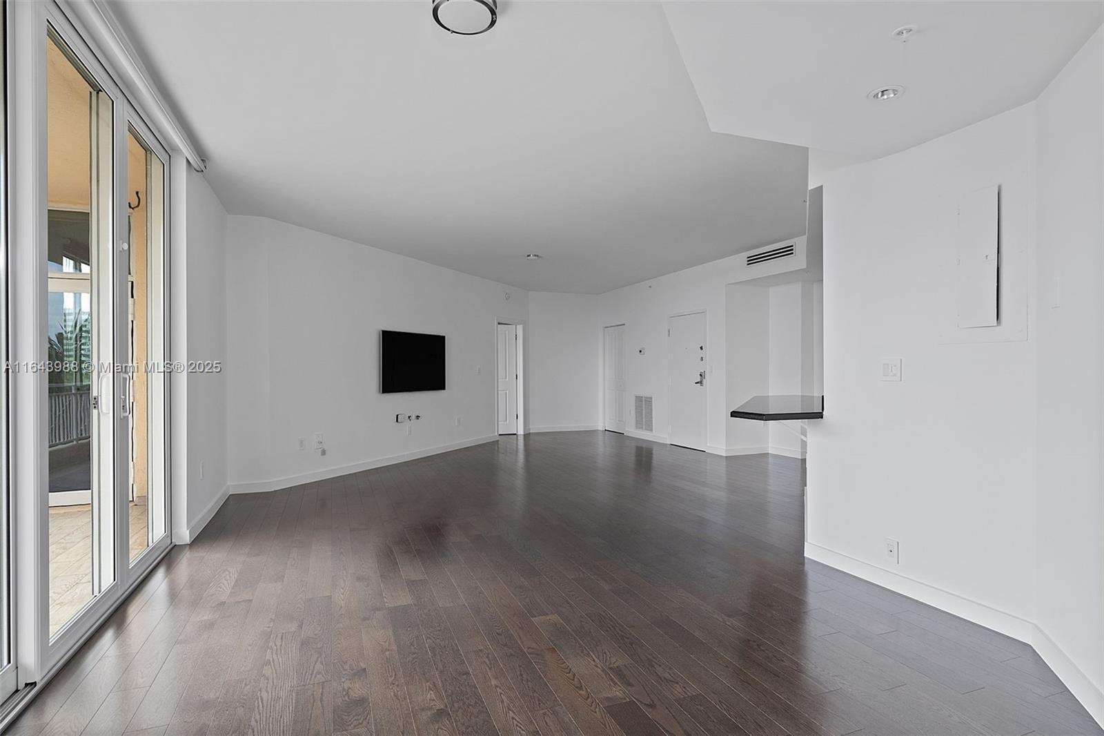 THE VISTAS CONDO - Residential