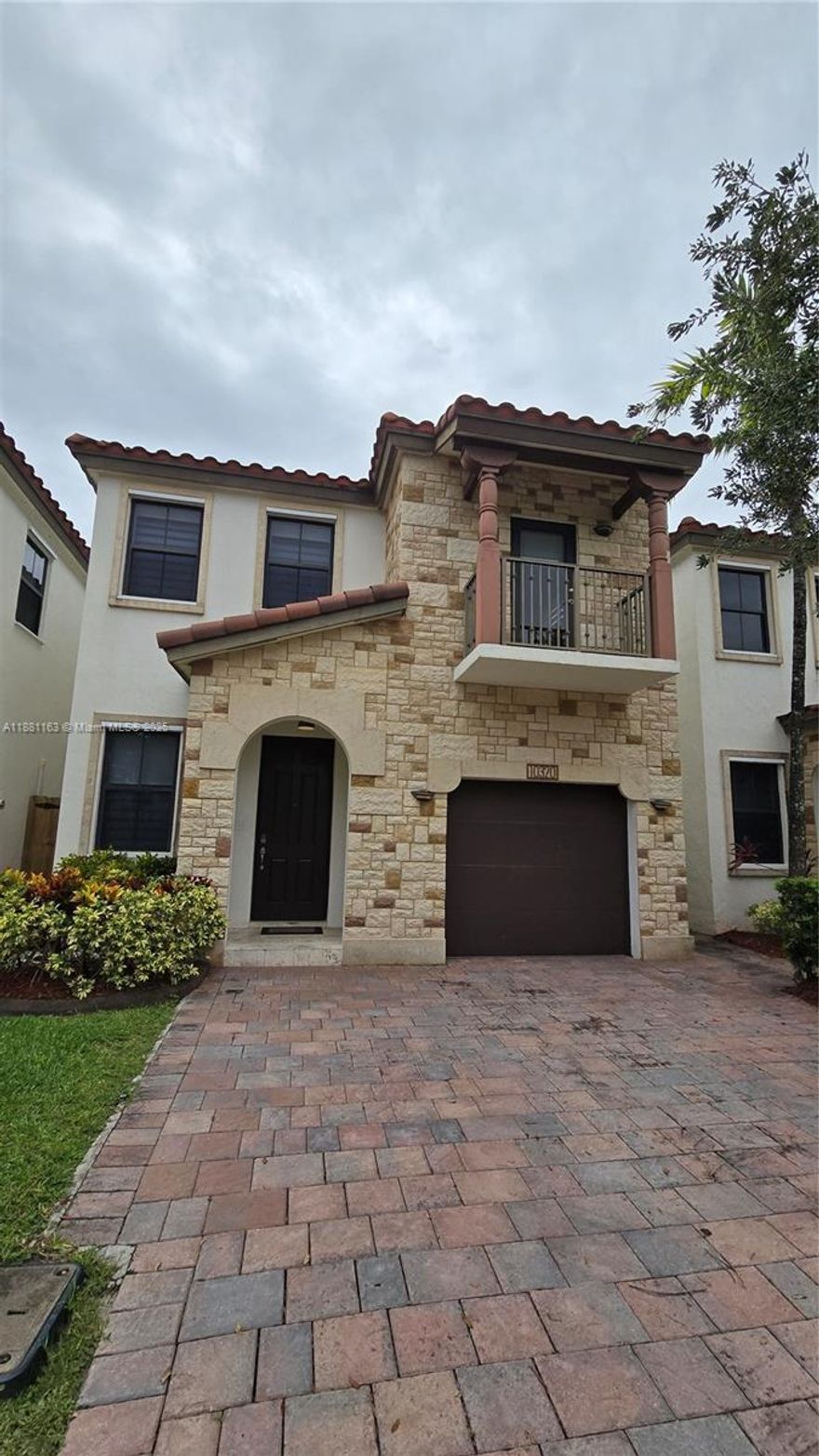 Beautiful coach home for rent in the gated community of Vintage Place. This 4-bedroom, 3.5-bath residence features a spacious modern open kitchen with quartz countertops and stainless steel appliances, tile floors in the social areas, and wood flooring on the second level. All bedrooms include built-in closets and curtains. The home also offers a spacious backyard with brick paver patio, perfect for relaxing or entertaining. Rent includes cable and internet.  Near great schools, supermarkets, restaurants, shopping, banks and easy access to major
highways. Excellent opportunity!