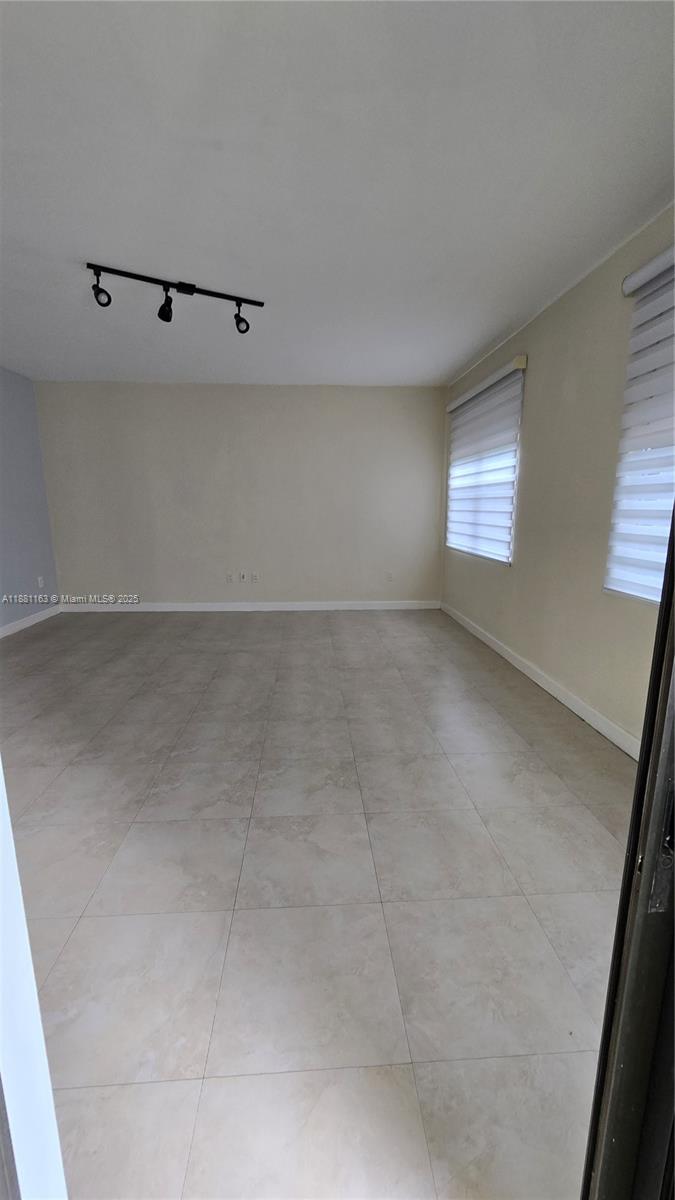VINTAGE ESTATES - Residential Lease