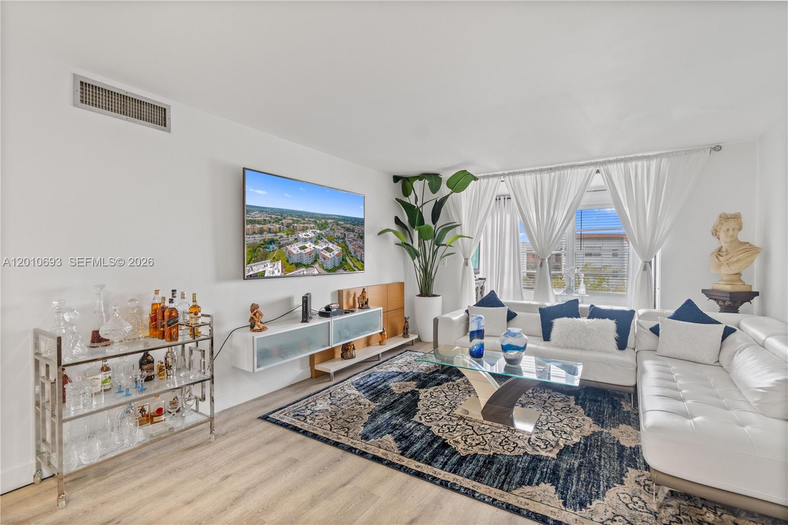 SOMERSET AT LAUDERDALE LA - Residential