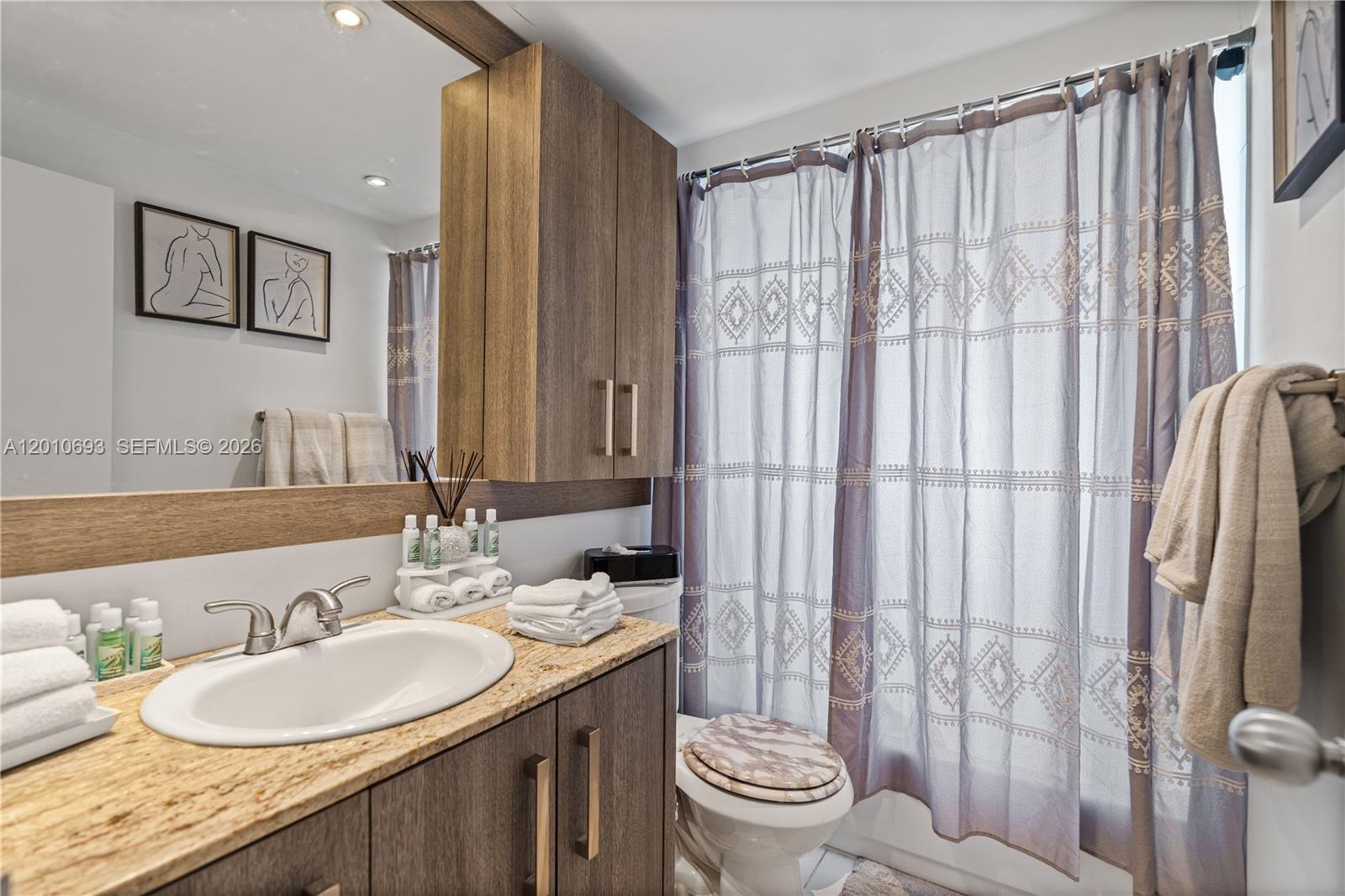 SOMERSET AT LAUDERDALE LA - Residential