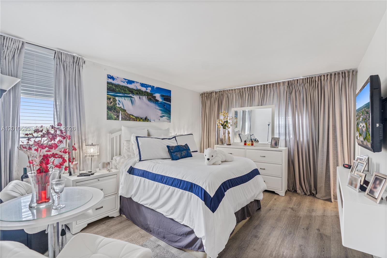 SOMERSET AT LAUDERDALE LA - Residential