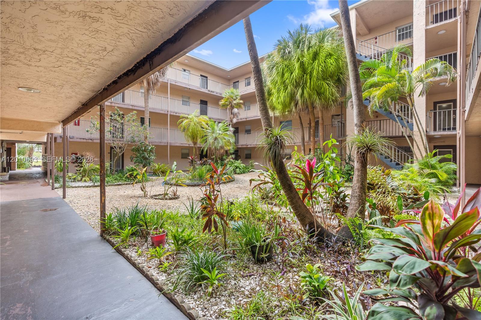 SOMERSET AT LAUDERDALE LA - Residential