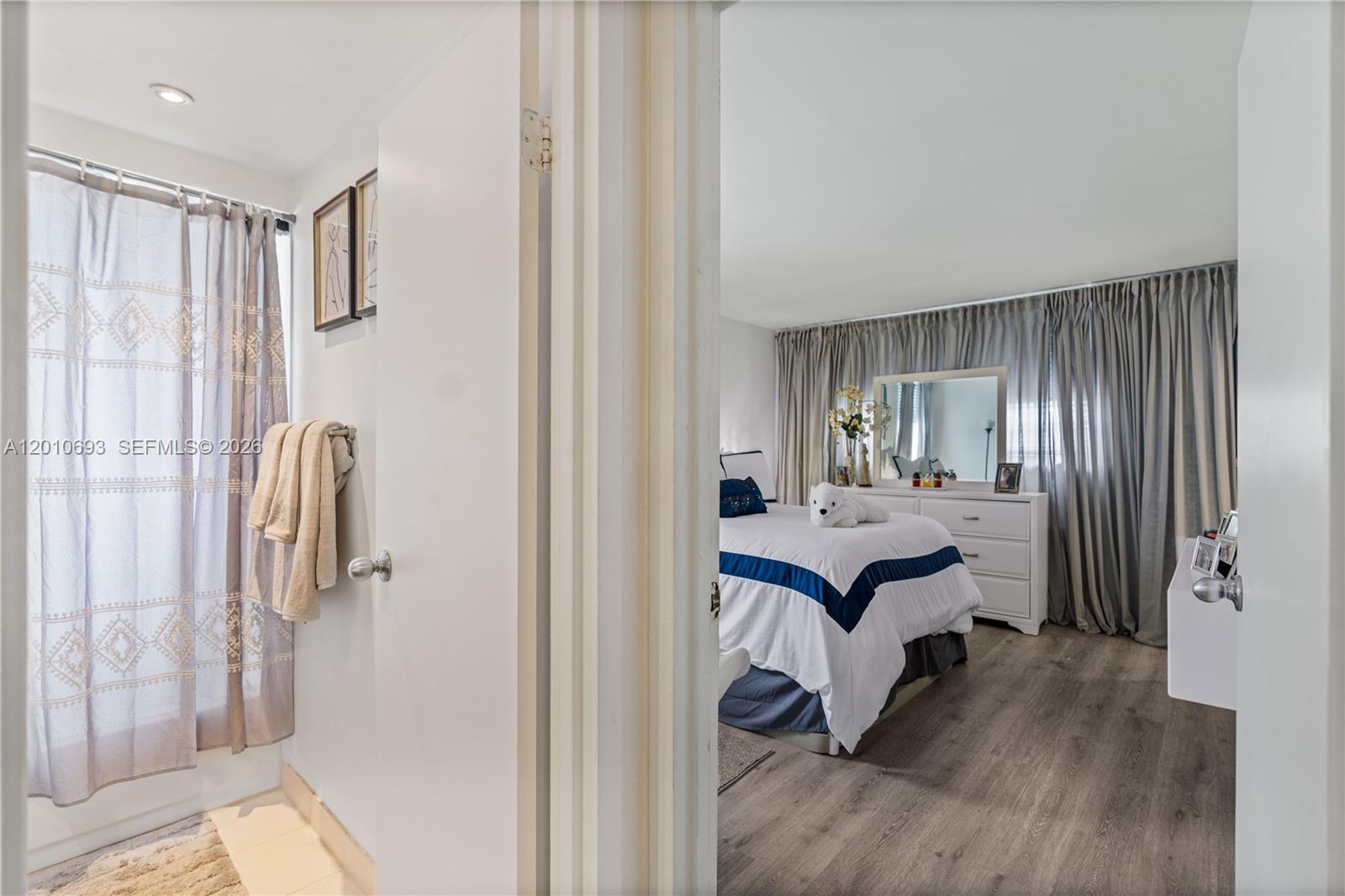 SOMERSET AT LAUDERDALE LA - Residential