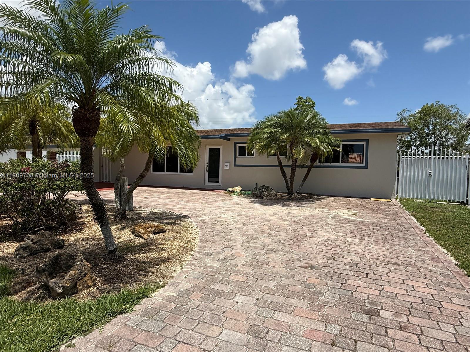 10471 Sw 47th St, Miami, Broward County, Florida - 3 Bedrooms  
2 Bathrooms - 