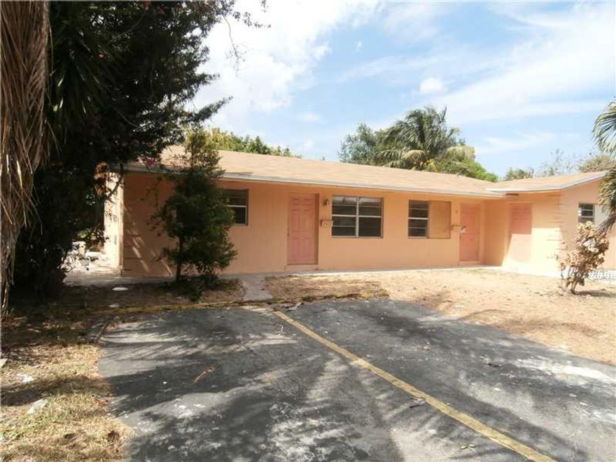 Great 1/1 large duplex,2 parking spaces, nice location. Totally refurbished. Near main highways.schools, etc...