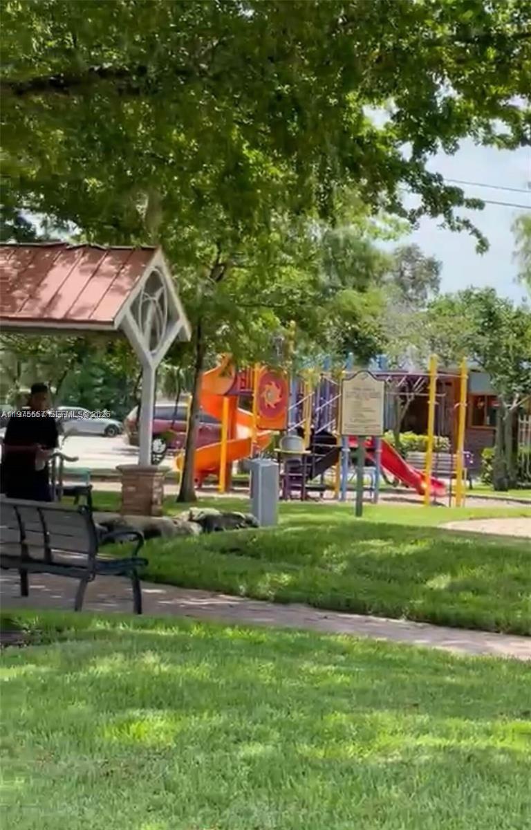 TOWNHOUSES OF PLANTATION - Residential