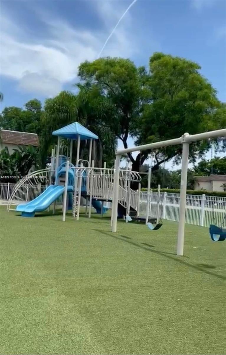 TOWNHOUSES OF PLANTATION - Residential