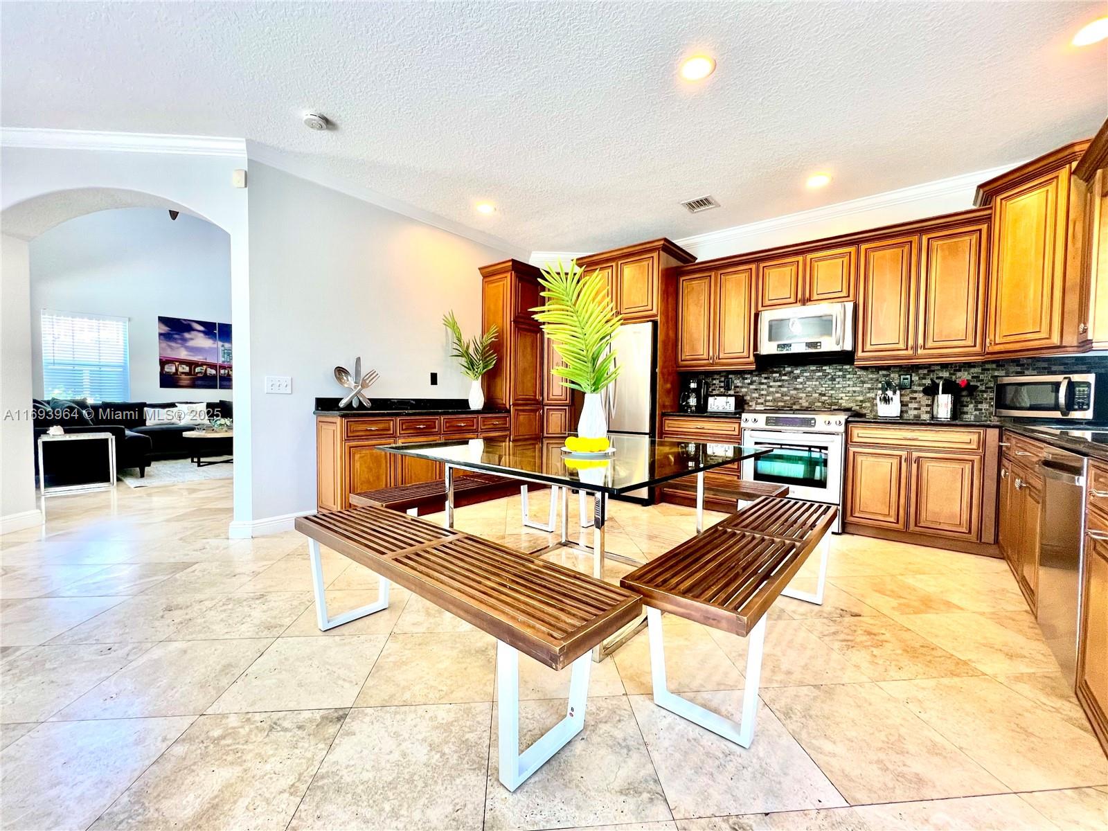 HOLLYWOOD LAKES SECTION - Residential Lease