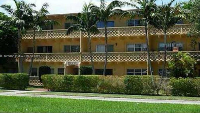 LOCATION, LOCATION, LOCATION!!! BIG 2/2 FIRST FLOOR IN SANS SOUCI AREA, WALKING DISTANCE TO SUPERMARKET, RESTAURANTS, SHOPPS, PHARMACIES AND MUCH MORE, 10 MINUTES FROM THE BEACH, BAL HARBOUR AND AVENTURA MALL, I LOVE THE LIFE, LA VIDA ES BELLA!!! EZ TO SHOW, TEXT AGENT