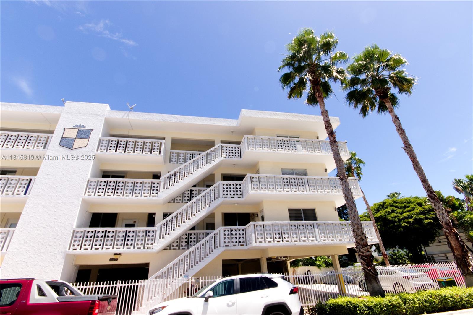 Top floor Studio with assigned, covered parking. Unit is currently rented to a reliable tenant. Low maintenance and a great price make this a perfect option for investors.