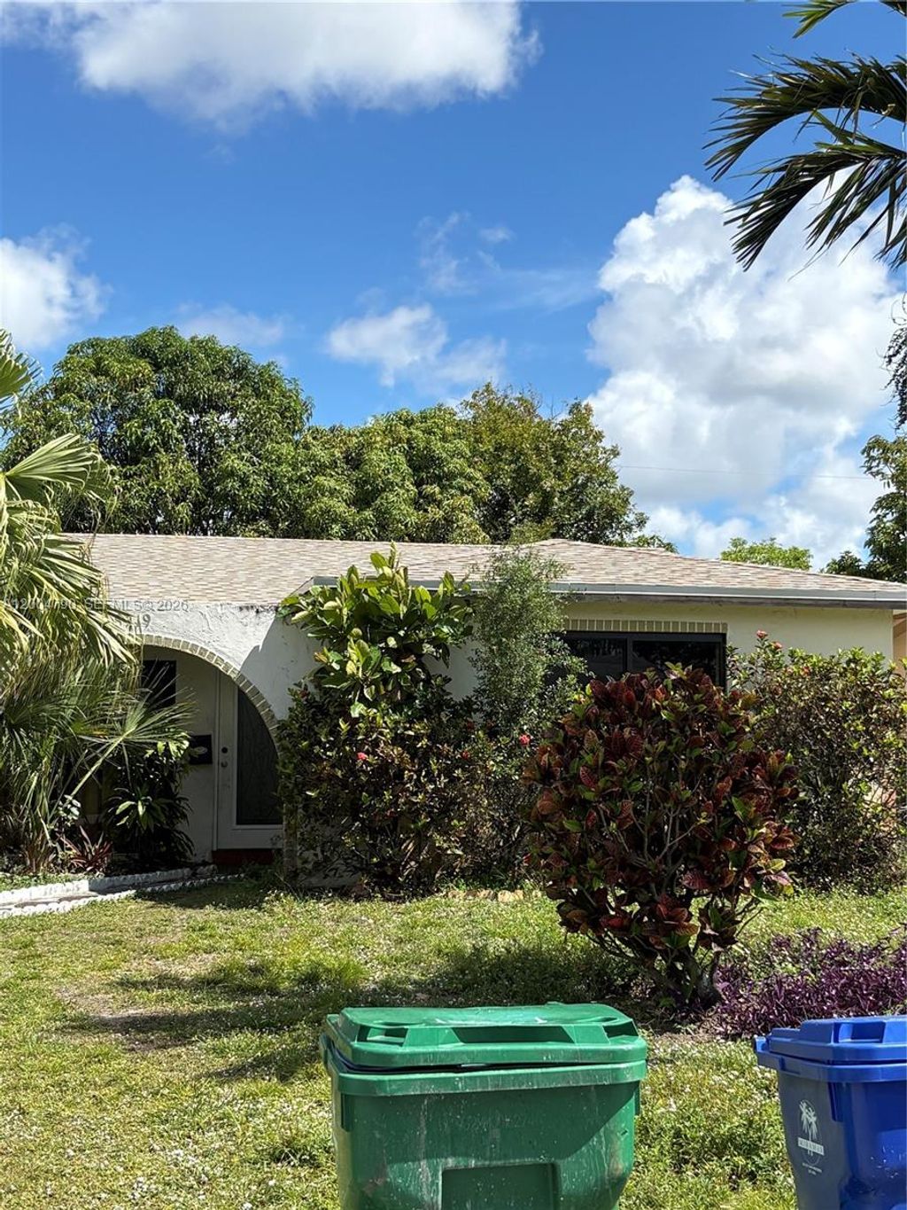 Photo of 8719 Southampton Dr, Miramar, FL 33025 (MLS # A12004790)