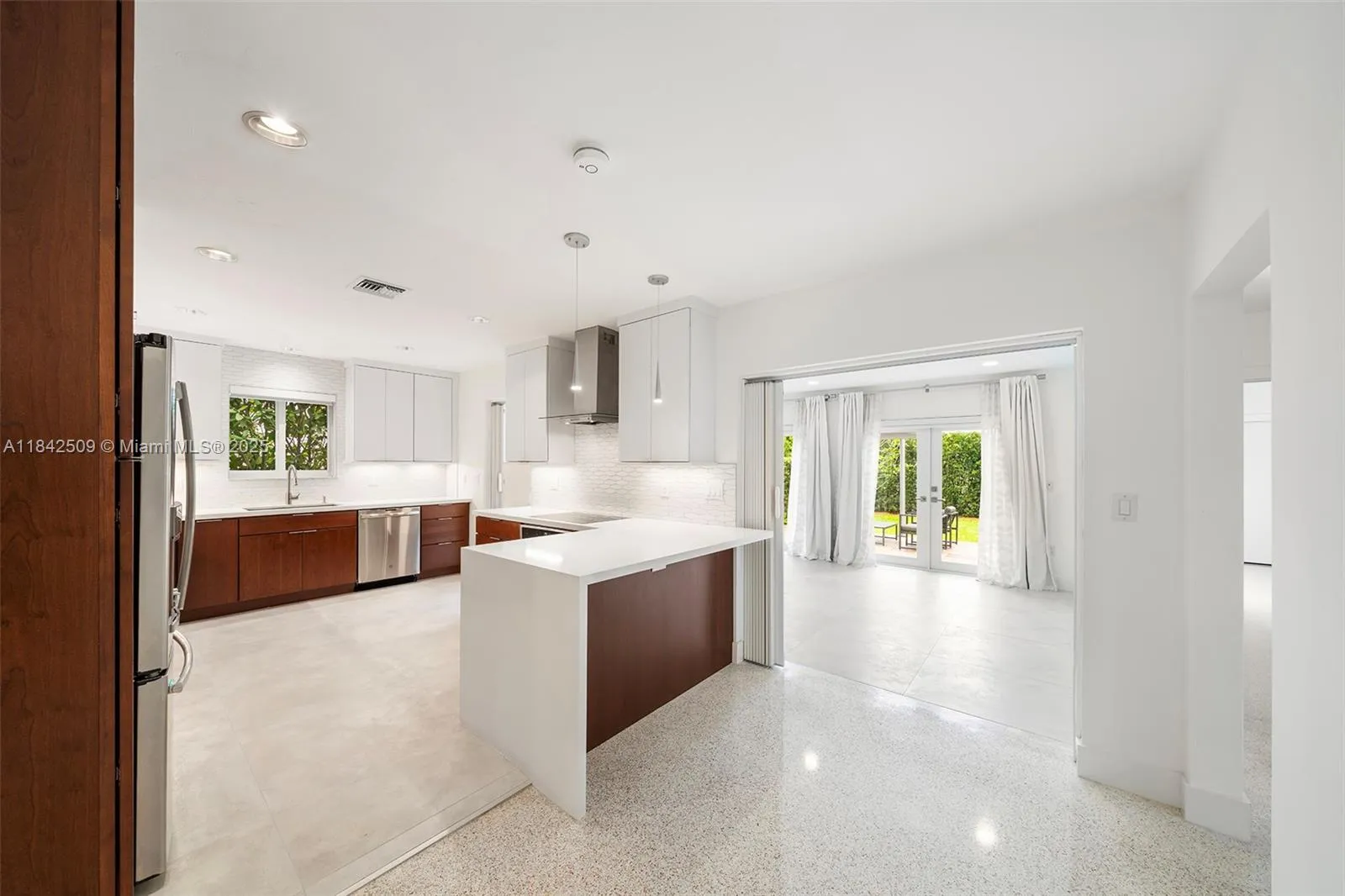 Coral Gables, Florida 33134, United States, 2 Bedrooms Bedrooms, ,2 BathroomsBathrooms,Residential,Active,174294
