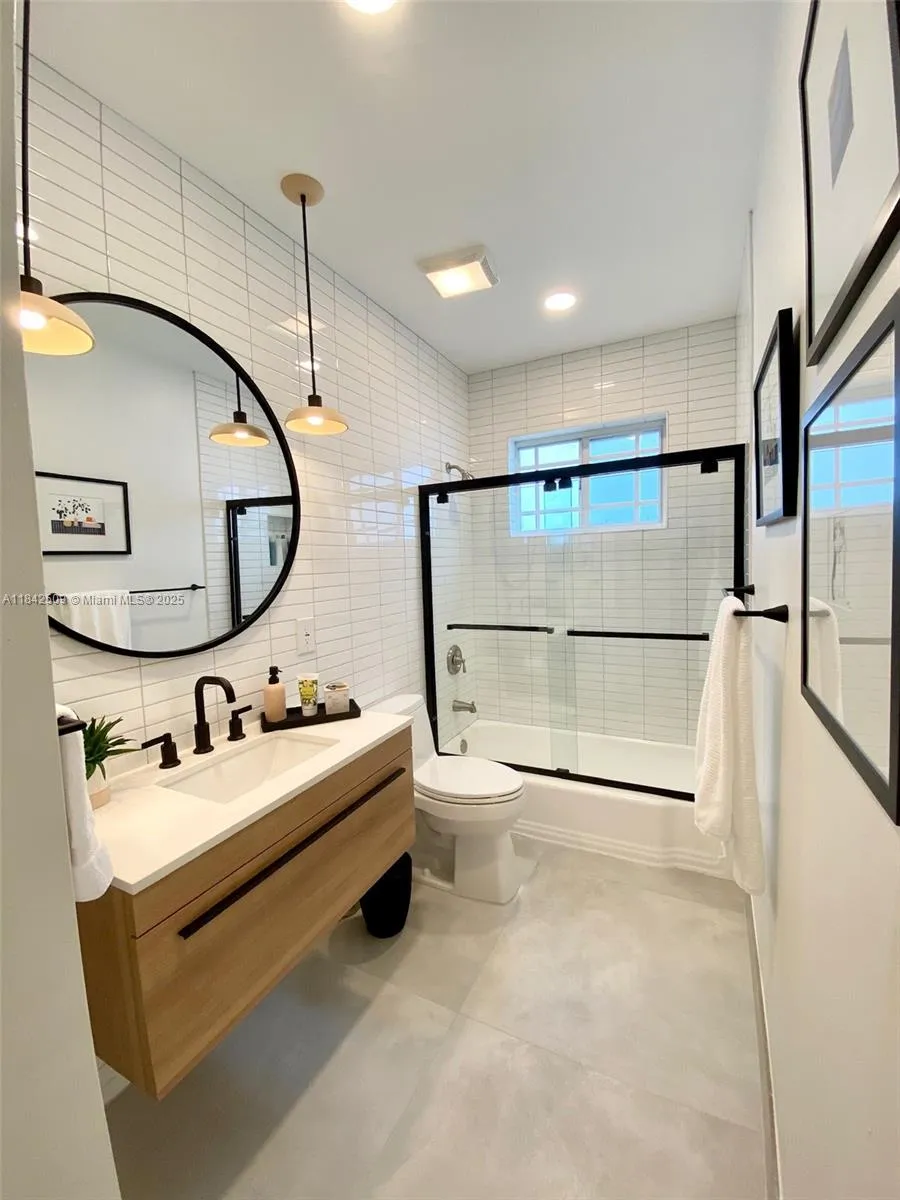 Coral Gables, Florida 33134, United States, 2 Bedrooms Bedrooms, ,2 BathroomsBathrooms,Residential,Active,174294