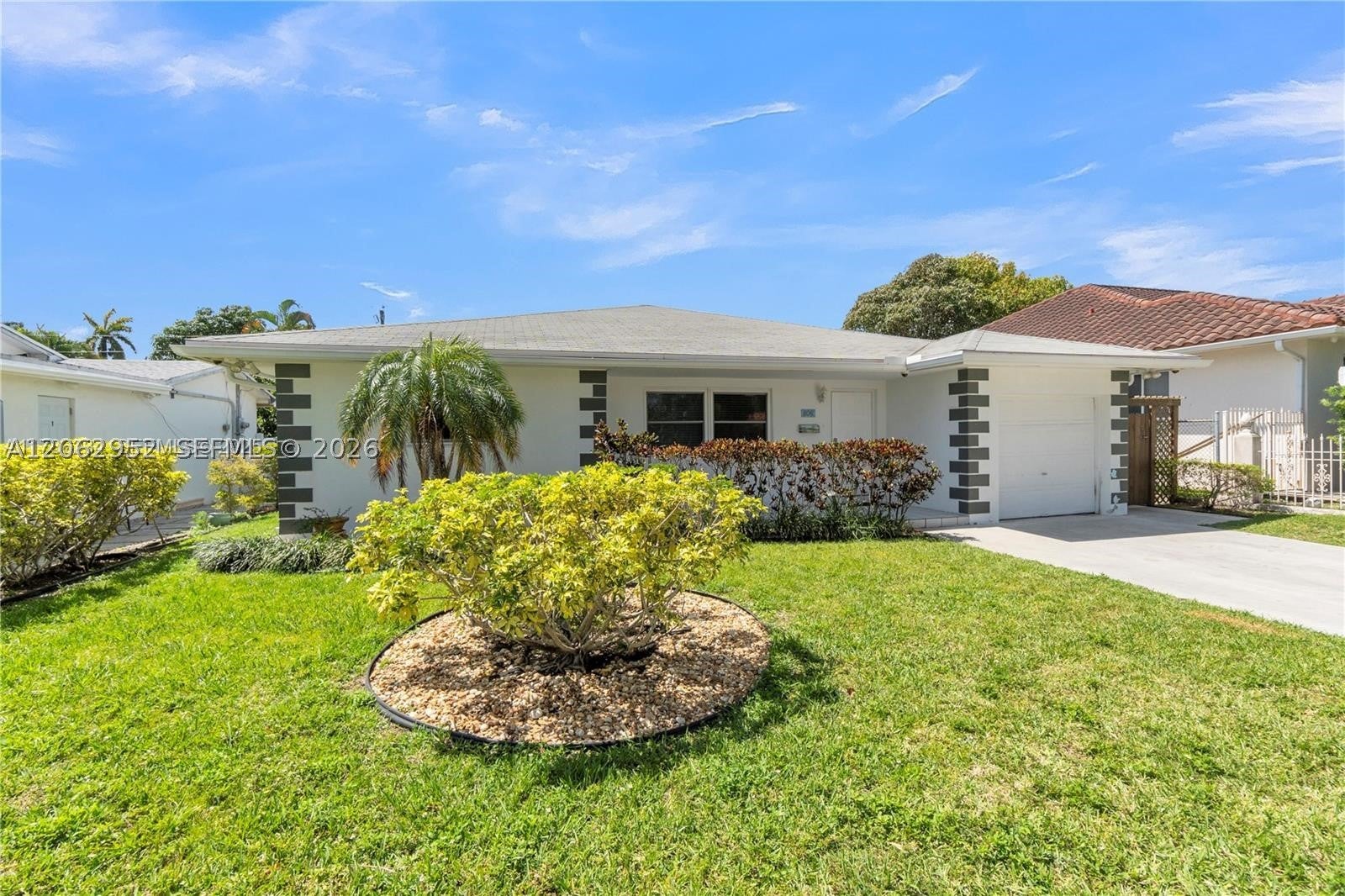 806 NE 4th St .