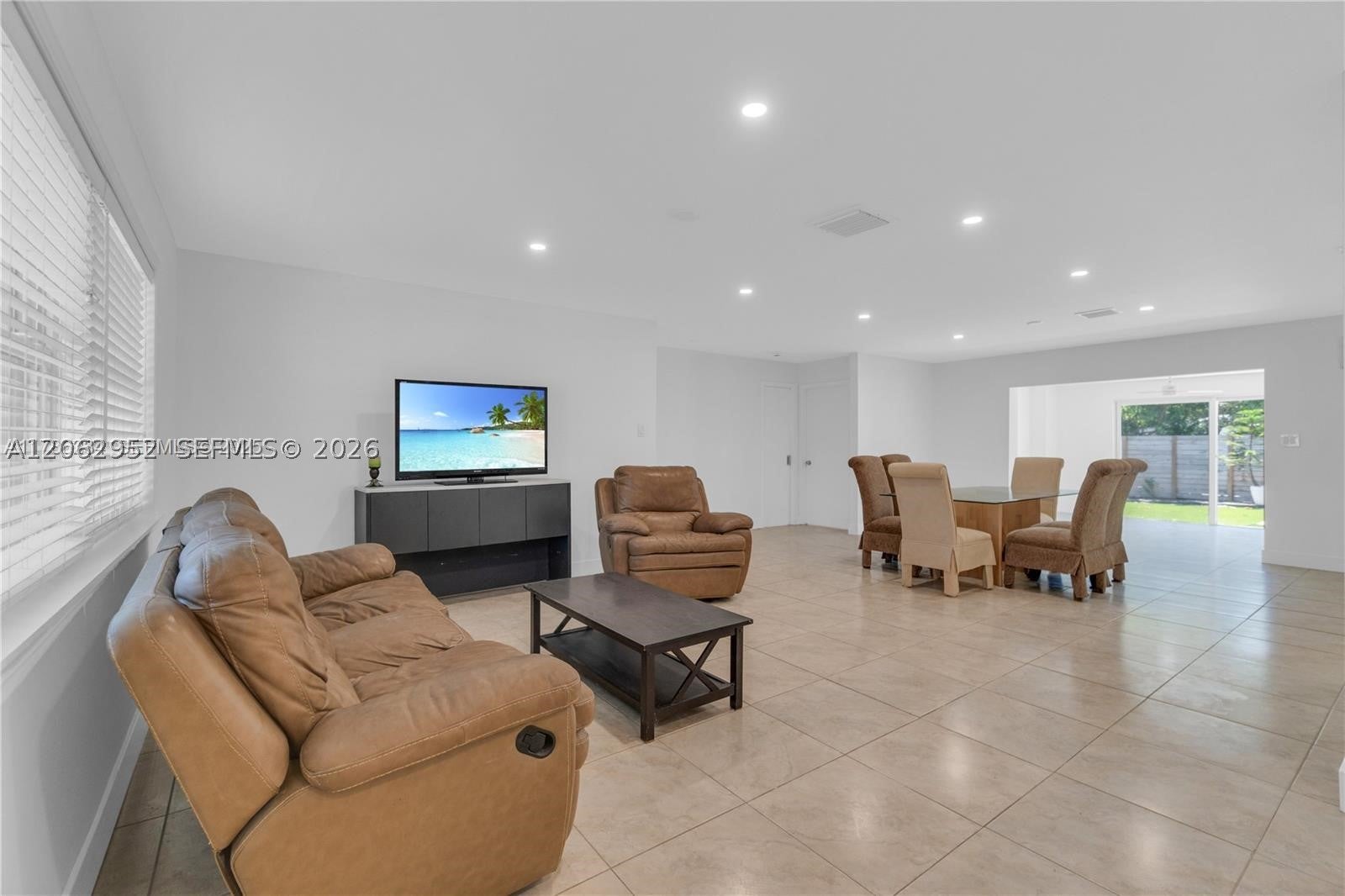 806 NE 4th St .