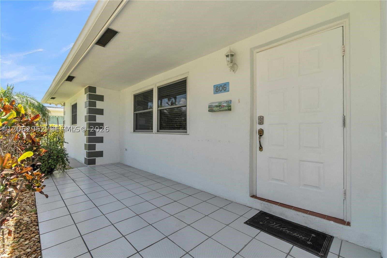 806 NE 4th St .