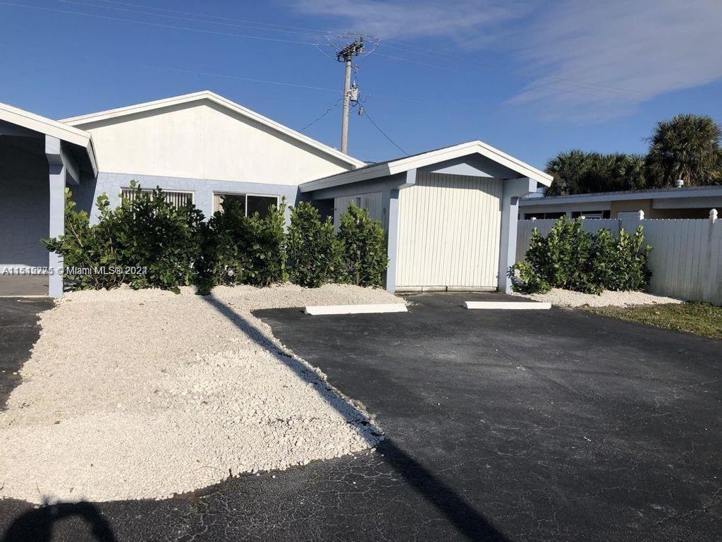 Photo of 592 Holly Dr #B, Palm Beach Gardens, FL 33410 (MLS # A11515775)