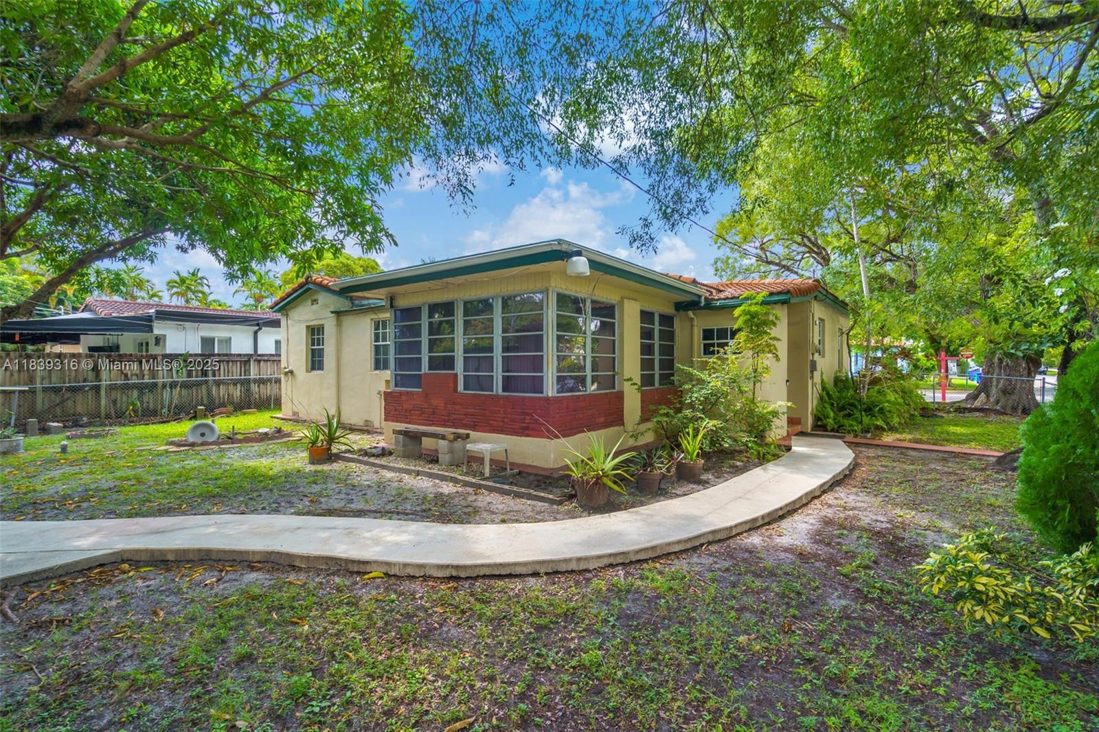 PORTER MANOR - Residential