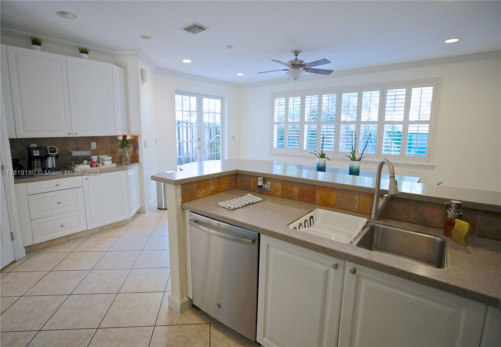 DORAL SOUTHEAST PATIO-HOM - Residential