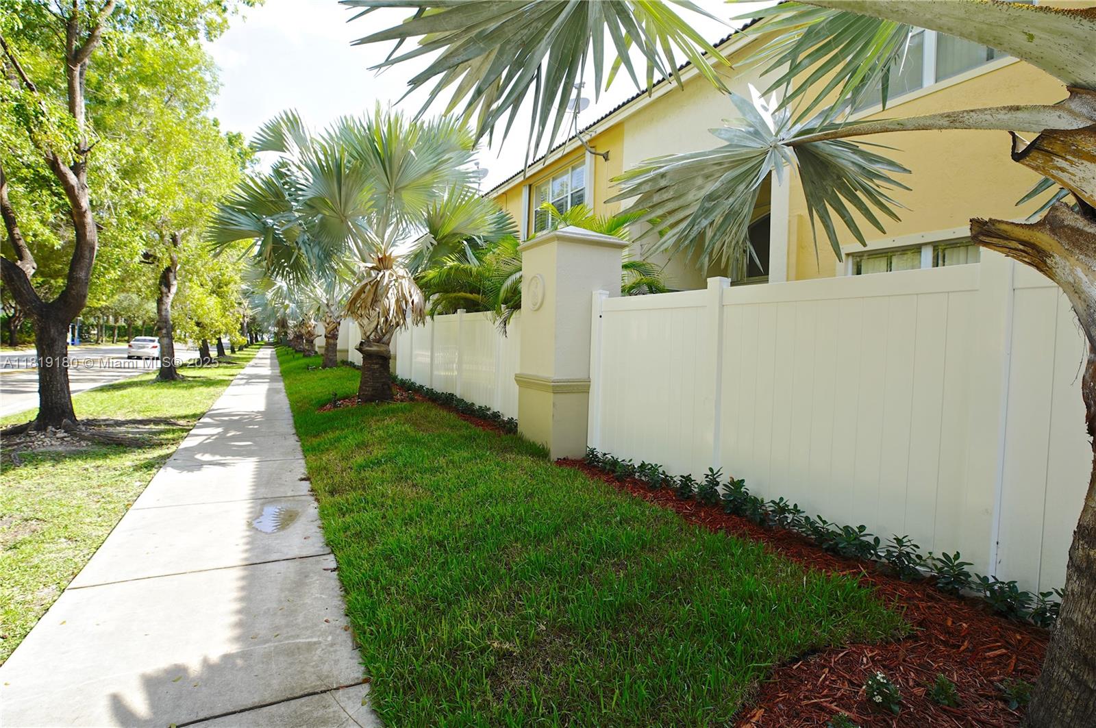 DORAL SOUTHEAST PATIO-HOM - Residential