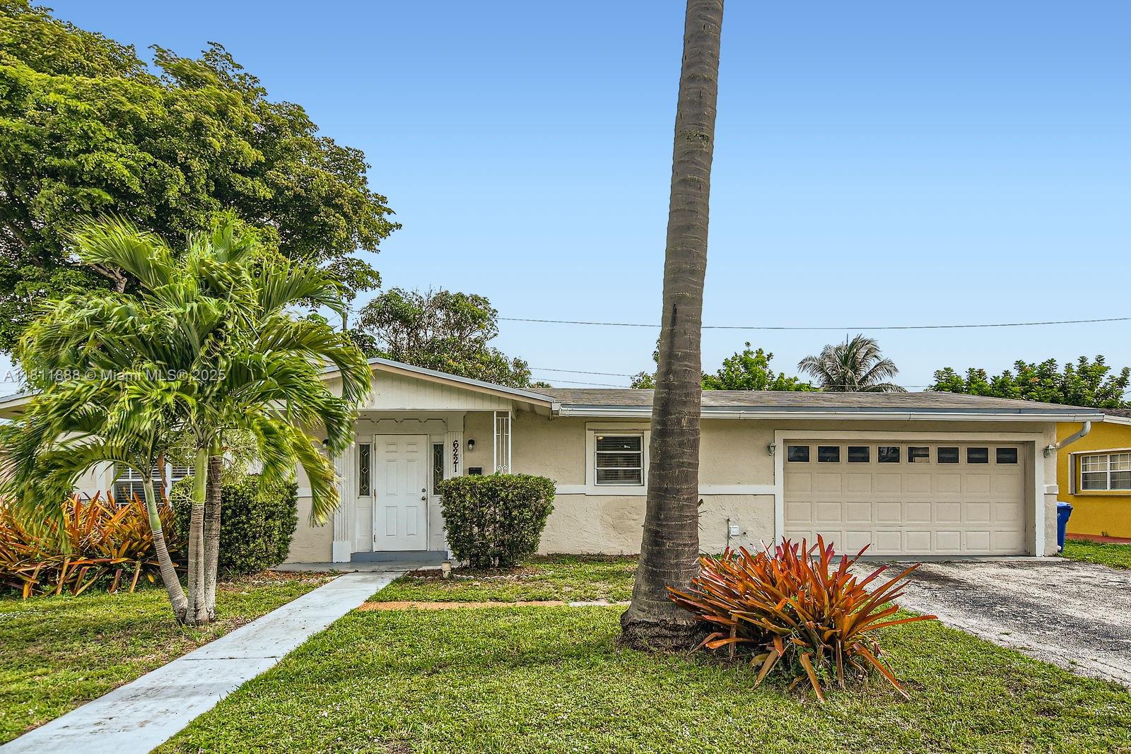 6221 Nw 17th St, Sunrise, Miami-Dade County, Florida - 4 Bedrooms  
2 Bathrooms - 
