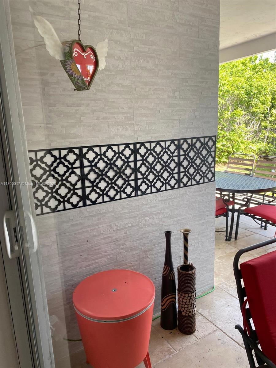 HOLLYWOOD LAKES SECTION - Residential