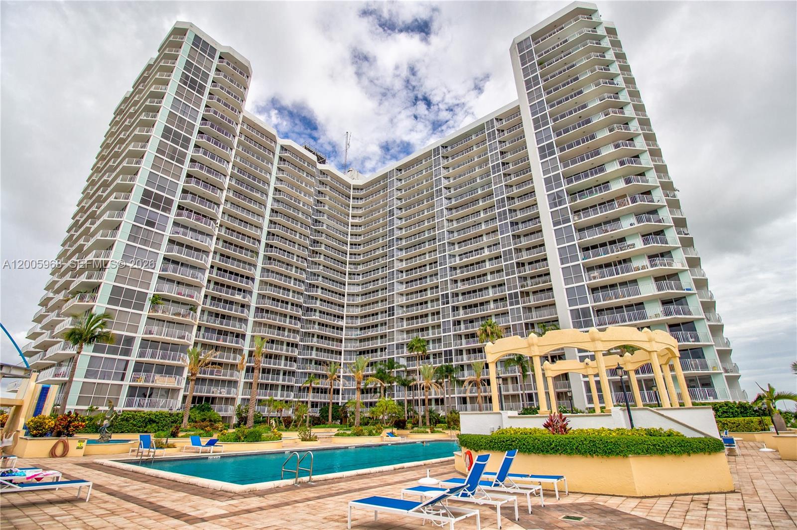 7601 E Treasure Dr 1621