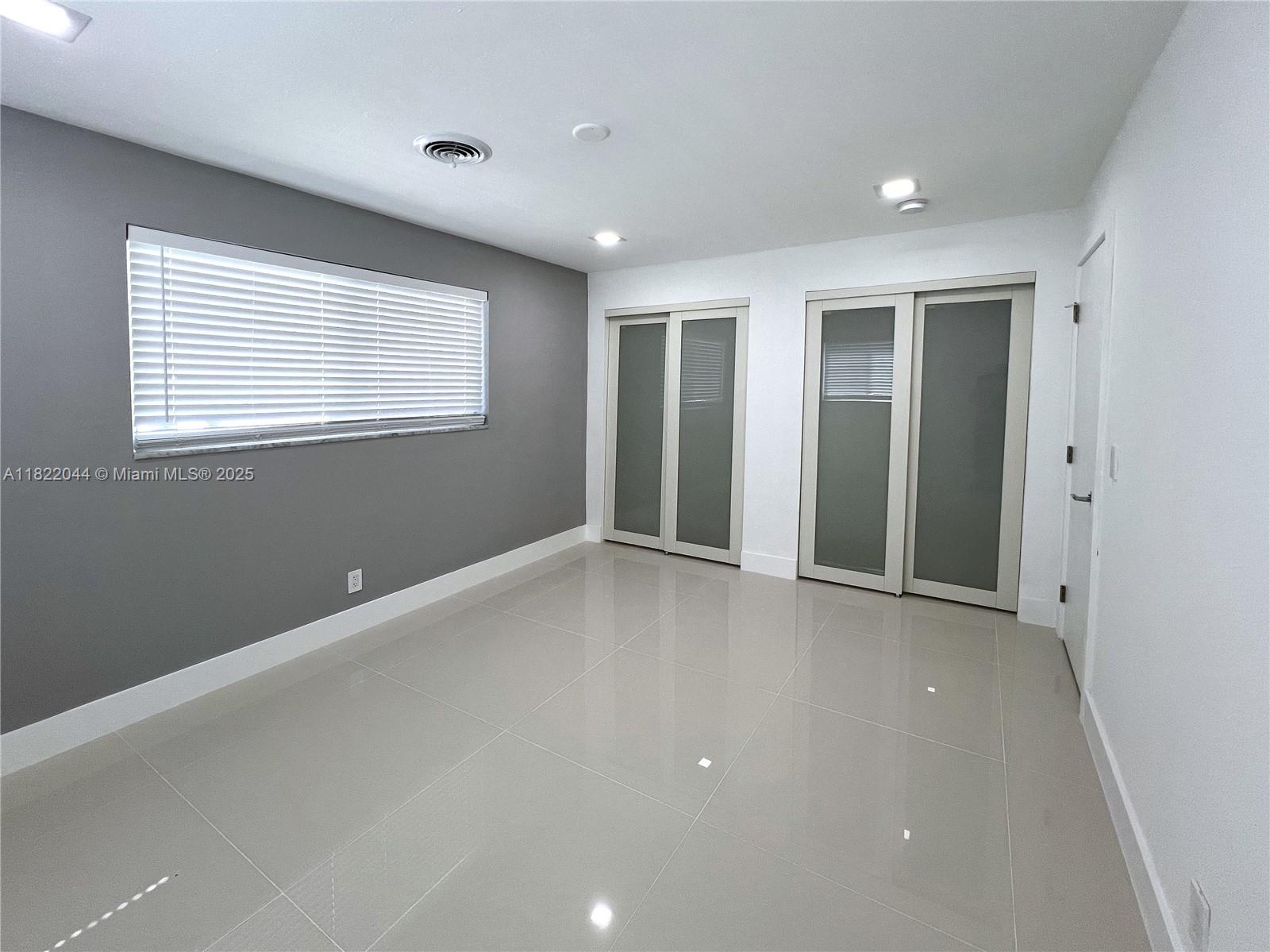 COUNTRY CLUB HOMES - Residential