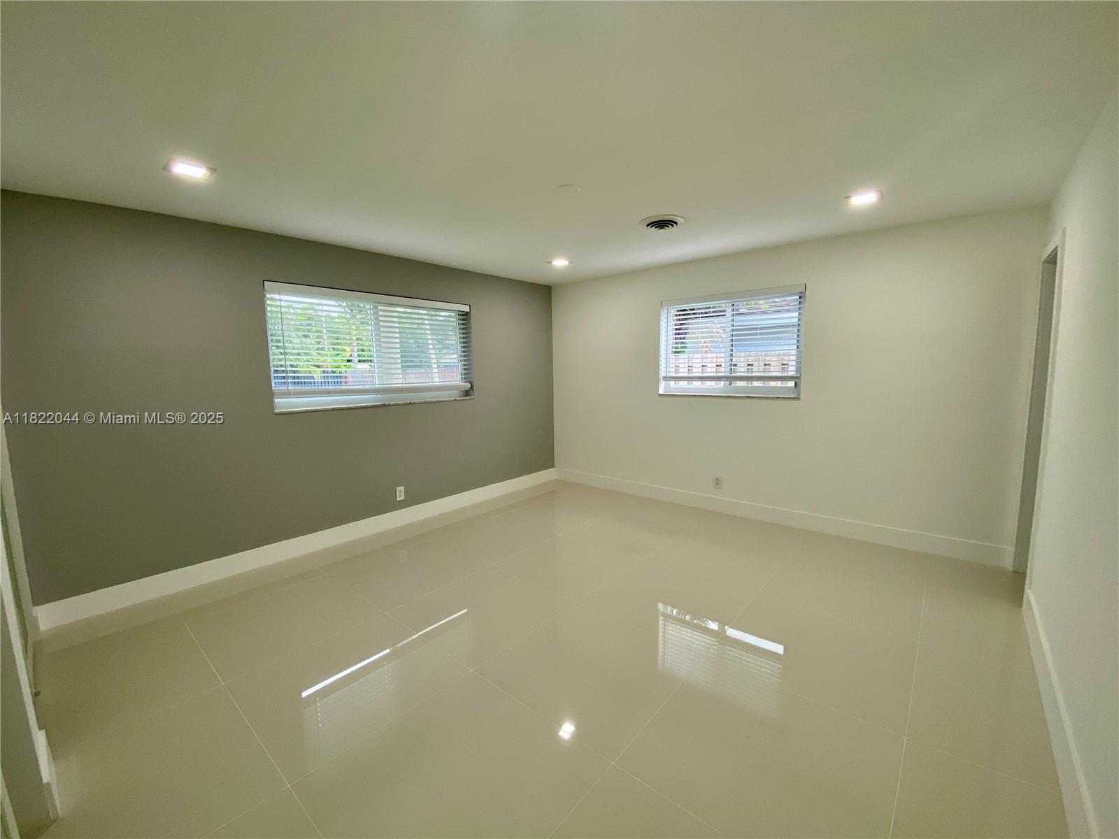 COUNTRY CLUB HOMES - Residential