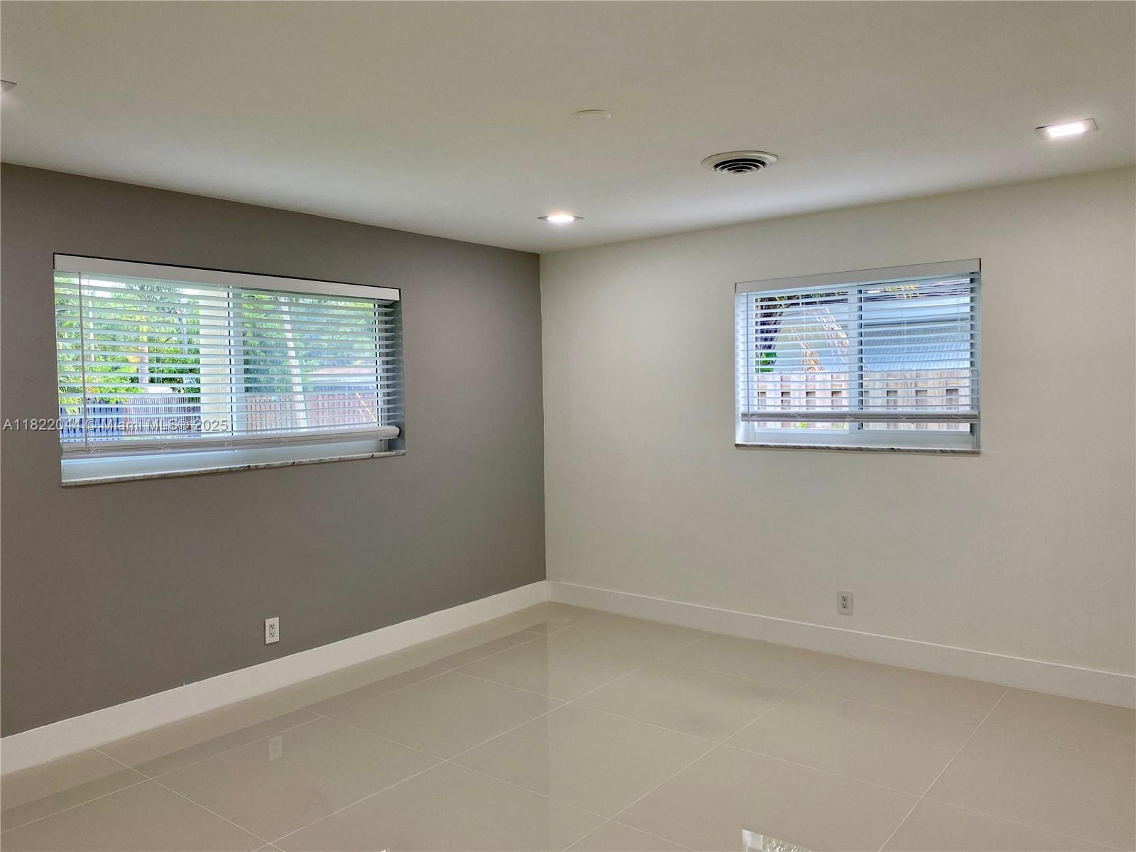 COUNTRY CLUB HOMES - Residential