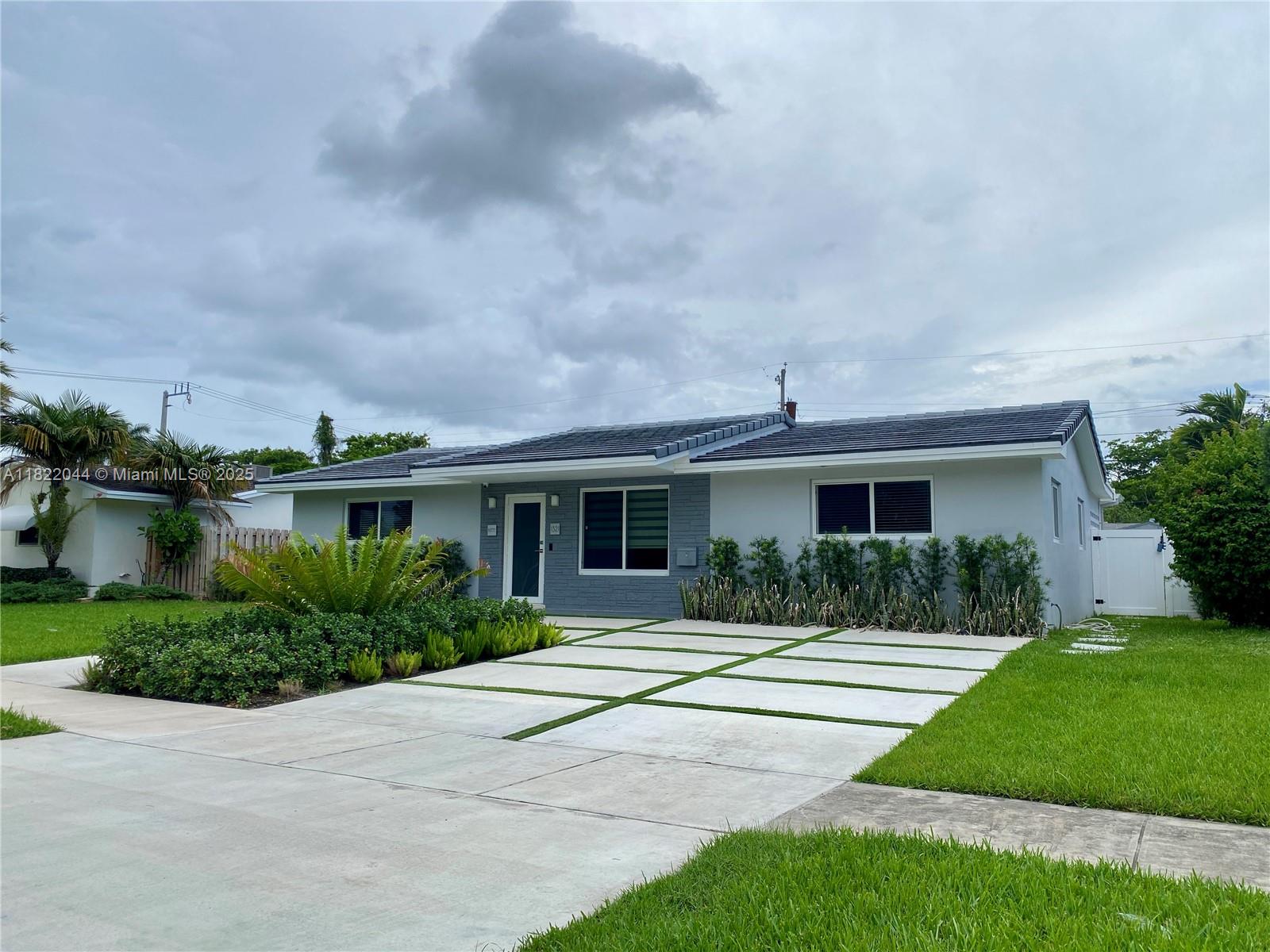 COUNTRY CLUB HOMES - Residential