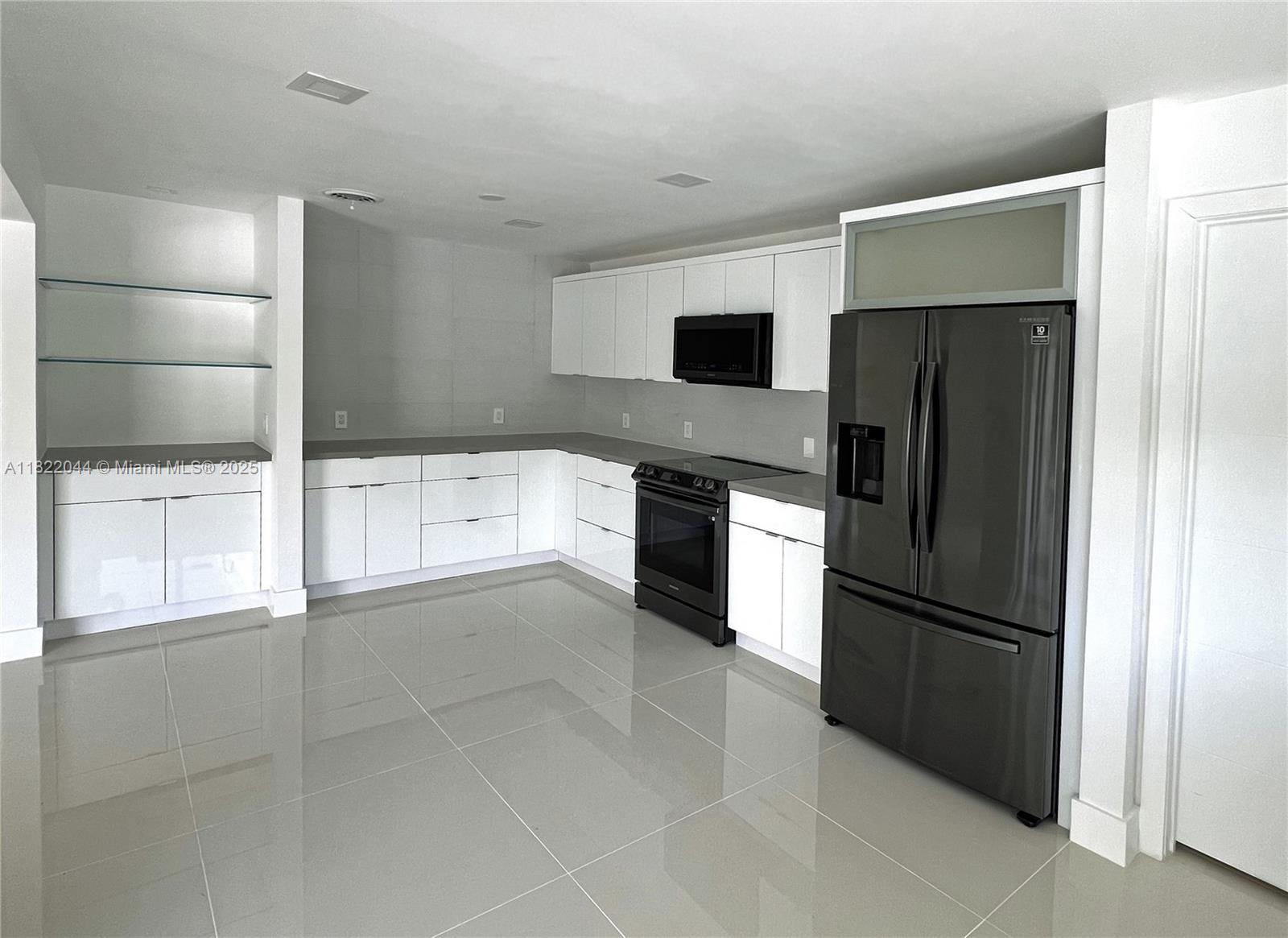 COUNTRY CLUB HOMES - Residential